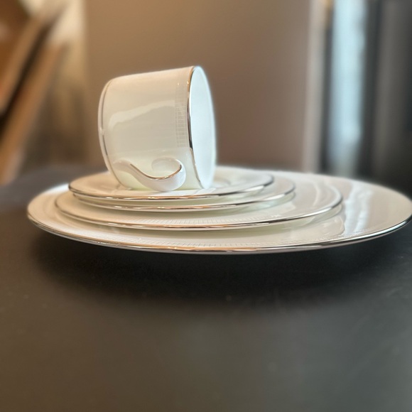 8 plate settings - Tribeca Lenox Bone China - Picture 9 of 9